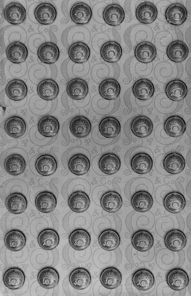 Uniformsknappar, 48 st. Förgyllda metallknappar med postens
symbol i relief mot streckad grund inom en smal och slät kant, minsta
storleken, bottnade. Cirkulär nr 28 den 12 maj 1937. Artikelnumemr
2595/1949.
