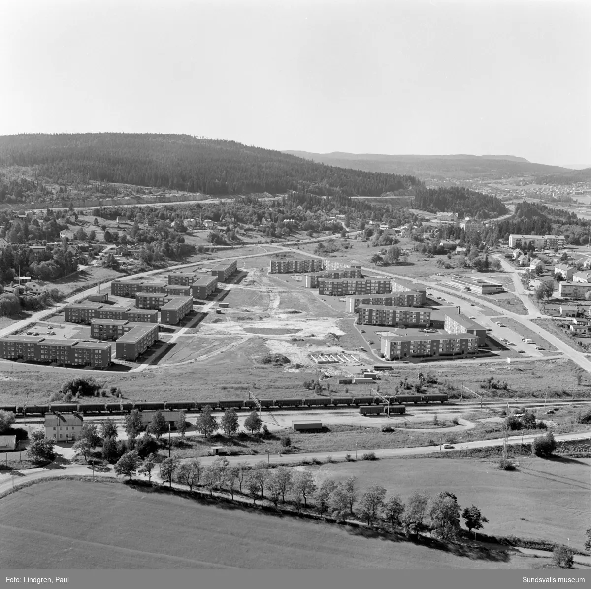Flerbostadshus vid Johannedalsvägen och Hammarvägen i Sundsbruk, 1970. Svenska Riksbyggen uppförde på 1960-talet bostadsrätter i trevånings lamellhus vid Johannedalsvägen (Skönshus nr 1) och AB Skönsbergsbyggen uppförde hyresrätter vid Hammarvägen.