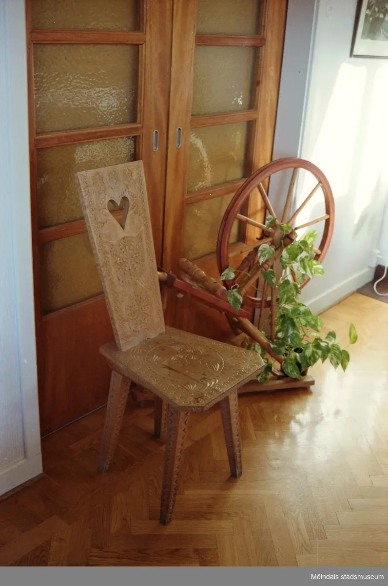 Dörr, stol och spinnrock som står i personalbyggnadens matsal. Saker som stod på Streteredshemmets innan Mölndals museum hade sin utställning "Är du inte riktigt klok?". Årtal okänt.