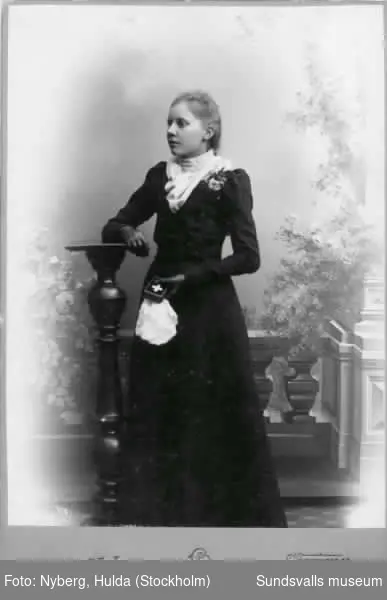 Konfirmationsbild föreställande Anna Charlotta Elisabet Cederlöf f. 1884-11-20 i Asker, Örebro län och död 1956-06-22 i Timrå. Ogift. Det andra porträttet visar samma person i vuxen ålder.
