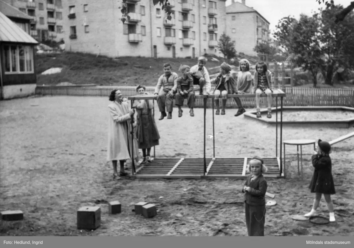 Lekande barn på en lekplats utanför ett daghem. Guldheden i Göteborg 1945-.