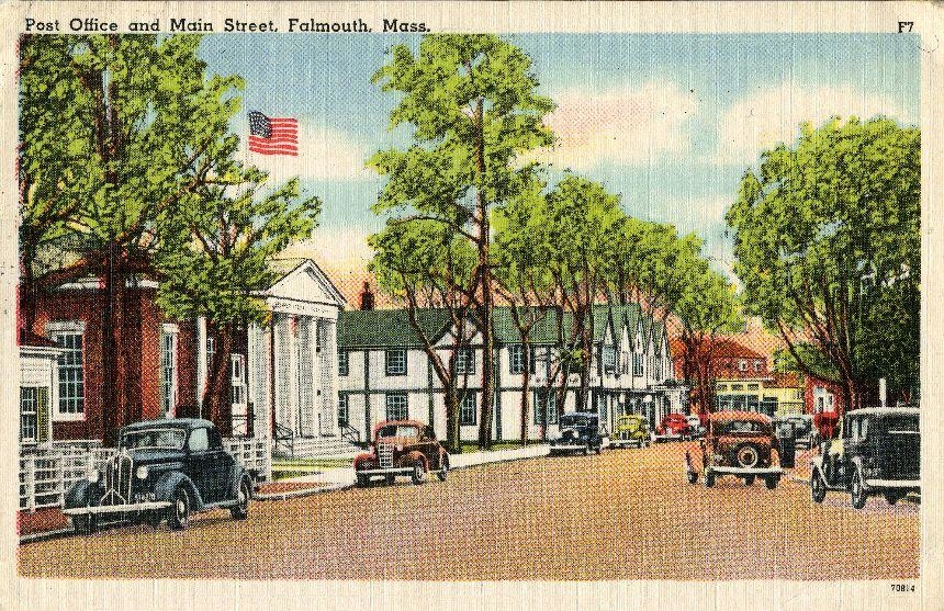 Vykort med motiv från Falmouth, Massachusetts, USA och postkontoret på Main Street. Bilar, träd och hus. 