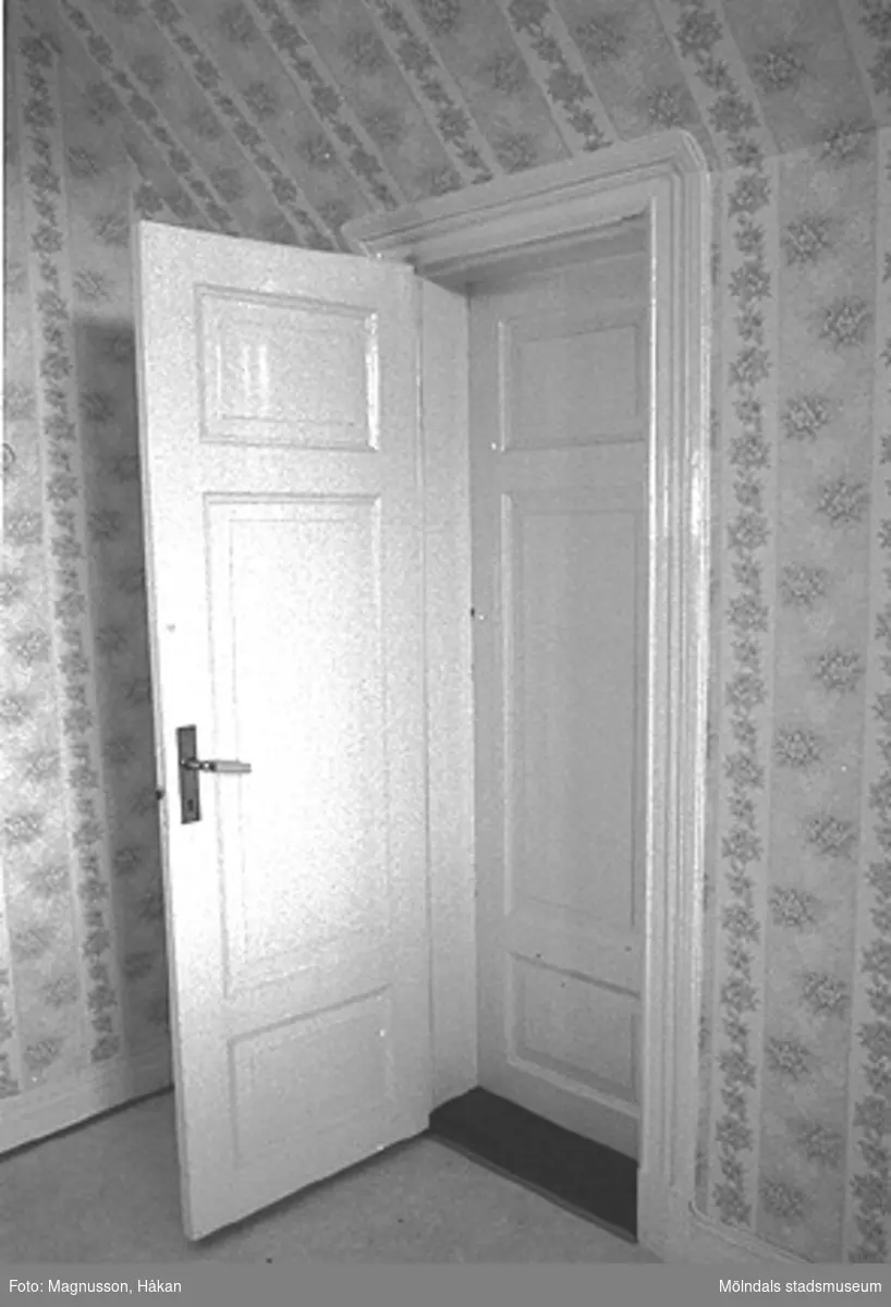 Byggnadsdokumentation inför rivning.


En dörr i Kållereds station på Våmmedal 3:135 i Kållereds centrum, februari 1991.
Alla dörrarna på andra våningen i stationshuset är nu använda i Långåker hembygdsgård, Kållered.