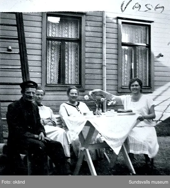 Besök i Vasa, hos kusinerna Sjöstrand (morssidan), till höger Juno Wikner. Flickorna var telefonister och pojken förman på valskvarnen i Vasa.