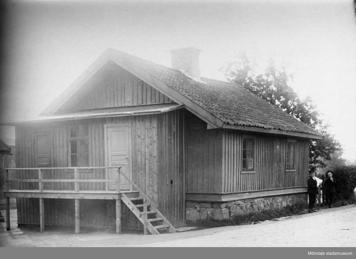 Gamla Krokslättsskolan i början av 1900-talet. Den låg mittemot Krokslätts fabriker på å-sidan (mellan Göteborgsvägen och Mölndalsån). Var tidigare bostadshus. Huset flyttades när Mölndalsvägen breddades och finns nu som sommarstuga i Halland. Nya Krokslättsskolan byggdes 1911.