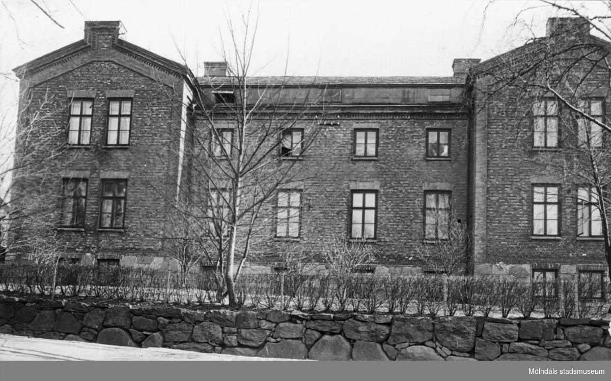 Mölndals sjukstuga (1870-1923) som sedemera blev polishus (1934-1984) och Mölndals museum (1987-2002). Forsåkersgatan 19 (numera Norra Forsåkersgatan 19), år 1909.