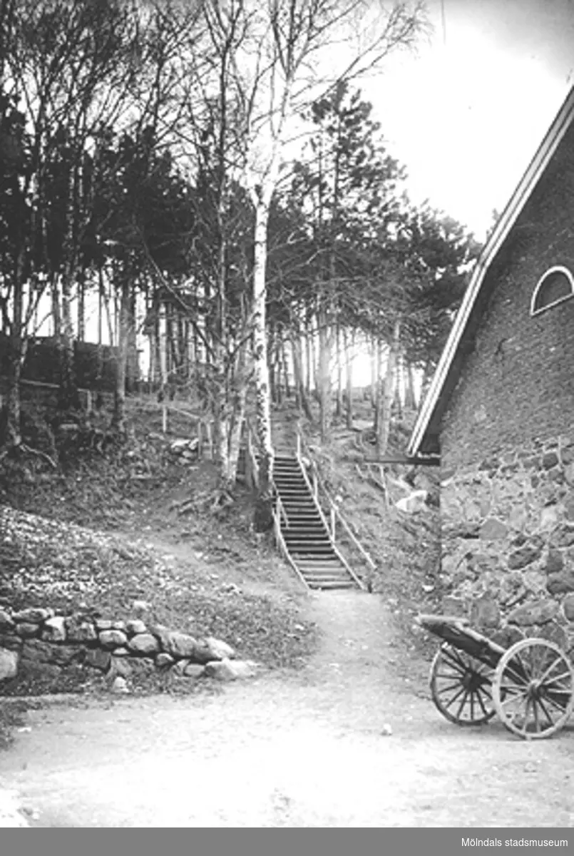 Trappa från Forsåkersgatan upp till Esbjörn Schillersgatan, år 1920. Till höger: Yngeredsfors stenbyggnad.