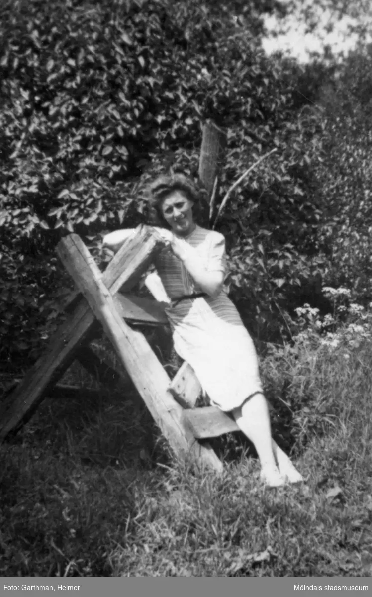 Astrid Garthman poserar i Fjärås Bräcka, 1940. Astrid är mor till givaren.