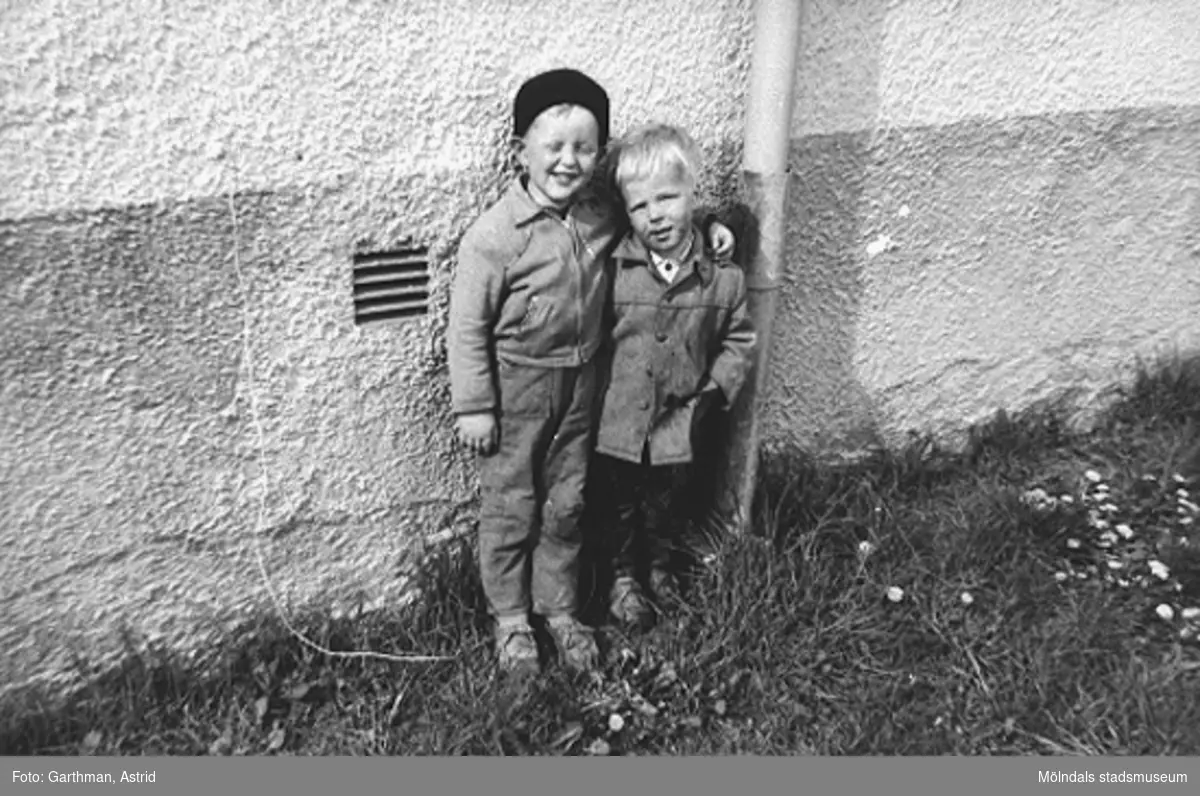 Jerry Garthman står och håller om sin kompis Martin Andersson på Barnhemsgatan 21, 1959.