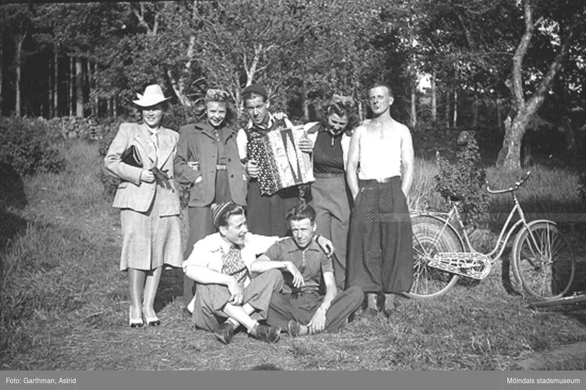 Helmer Garthmans kompisar samlade i Fjärås, 1940-talet. Ståendes från vänster: Okänd, Ingrid Rosberg (gift Gunnarsson), Gösta Gunnarsson med dragspel, Elsa Jinnerstedt och Helmer Garthman. Sittandes från vänster: Charlie Jinnerstedt och Bror Eriksson.