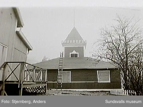 Skyttepaviljong.Bild 03-04 Vy över paviljongen samt bostadshusetca 1930 som skall rivas.