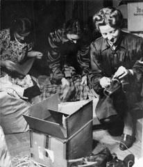 Posttjänstemännens i Sverige klädinsamling till norska ovh
finska kolleger, år 1945.  Här sorteras och buntas ihop en liten
bråkdel av det till omkring 6000 kilo uppskattade insamlade plaggen.