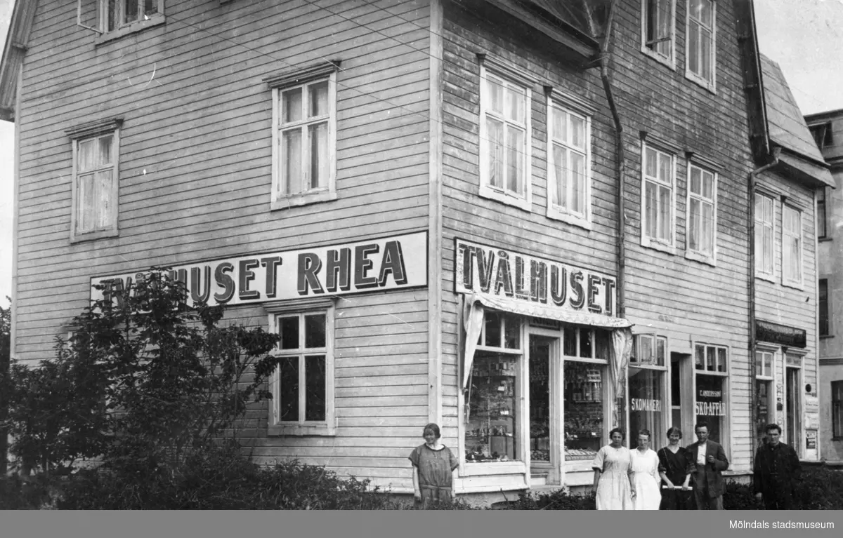 "Tvålhuset Rhea, Skomakeri, Skoaffär." Vykort postat den 20/7 1925. Vi ser 
Frölundagatan 18 (Mölndalsbro 46) senare kallad "Lutande huset" eftersom byggnaden lutade ut över gatan.