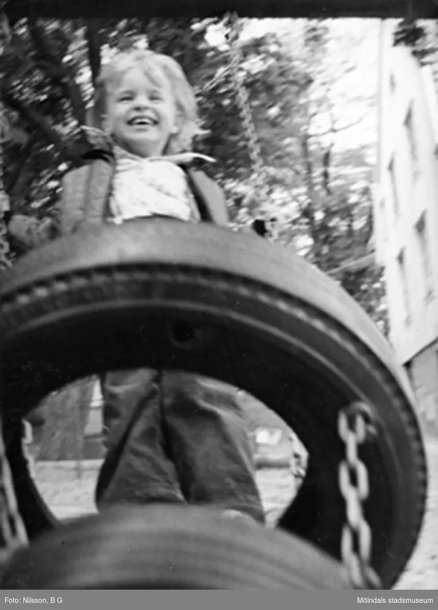 Ett barn som gungar. Holtermanska daghemmet juni 1974.