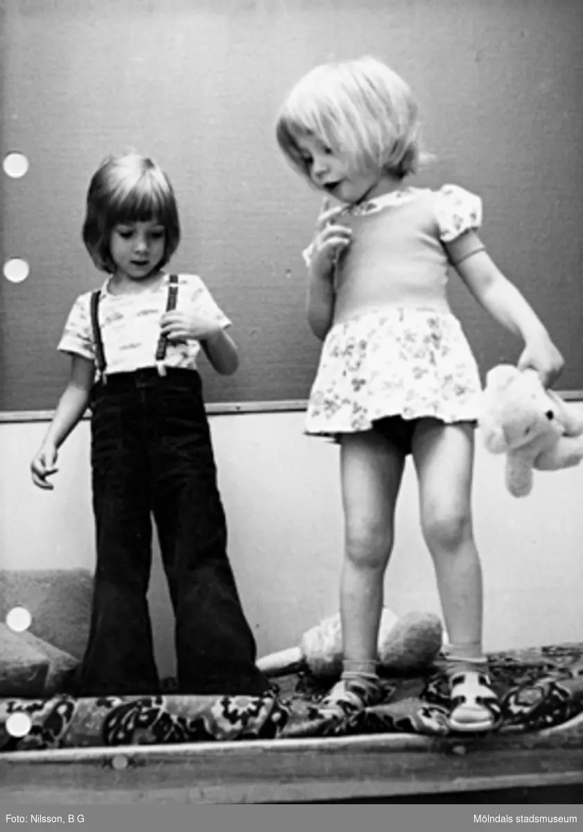 Två flickor som leker. Holtermanska daghemmet maj 1975.