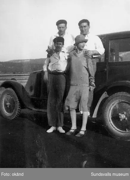 T h framför bilen står Isaac Grünewald och Sigrid Hjertén, längst fram t v sonen Iván Grünewald, 1920-talets slut.