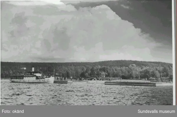 Ångfartyget "Ljungan" utanför Stenvik, Alnö. Vykort