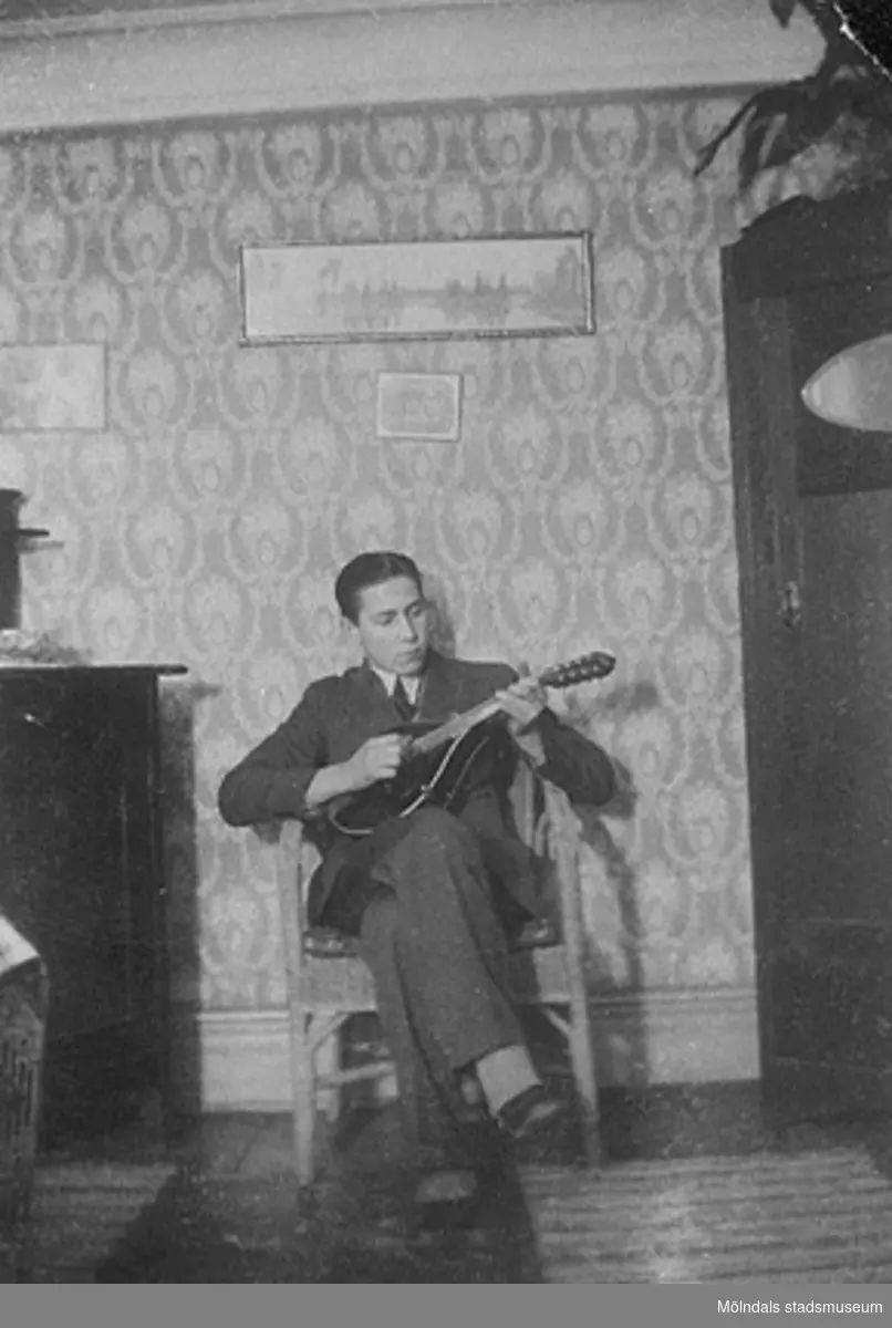 På bilden spelar Lasse Mattsson, kamrat till Vitalis Örtlund, mandolin i  Åkes,  Annas och Vitalis föräldrahem. Bild från början av 1930-talet.