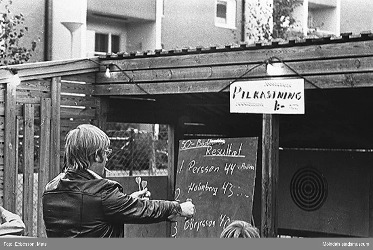 Pilkastning 1:-. Mannen som står beredd att kasta pil kan vara Gösta Andersson, nuvarande fastighetsskötare i bostadsrättsföreningen Tegen. 1974 eller 1975.