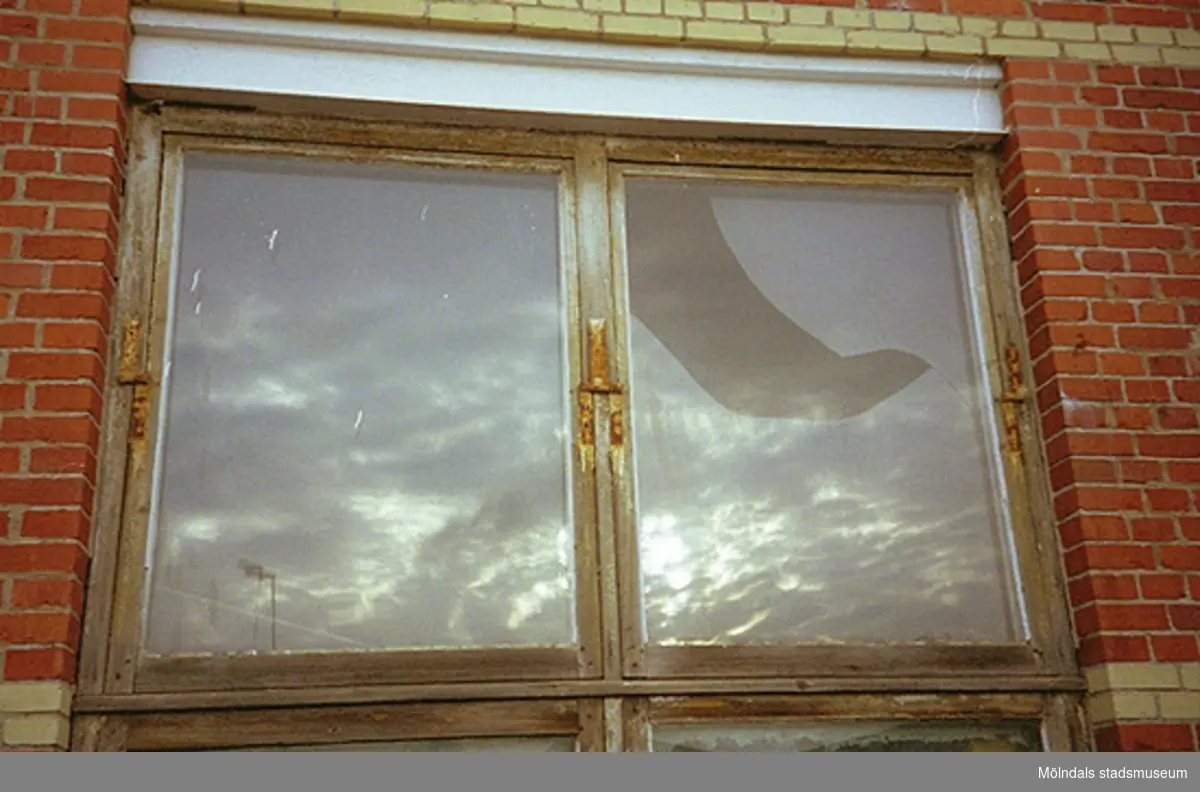 Man ser ett fönster i en industribyggnad, byggd av rödtegel, Göteborgsvägen 52, november 1994.