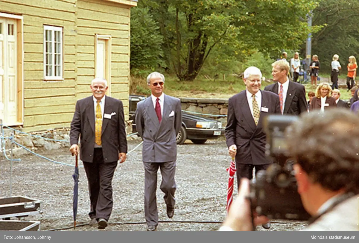 Från vänster går Bengt Odlöw, kung Carl XVI Gustaf och kommunfullmäktiges ordförande Kaj Johansson utanför Tjenstefolksbostaden - kafé och konferenslokal.
