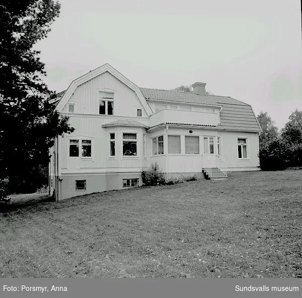 Grönborgska villan från slutet av 1880-talet. Användes som bostadshus fram till 1981, numera för stiftelsen Vänpunkten. Uthus från första hälften av 1800-talet då färgeri fanns på fastigheten.