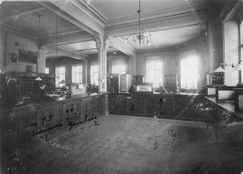 Sundsvalls postkontor, interör från omkring år 1900.