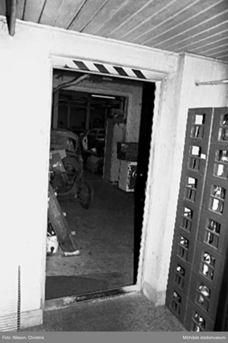 Kvarnfallet 31 i Grevedämmet, hösten 1994. Interiör i fabriksbyggnad. Olika fordon i rummet innanför.
