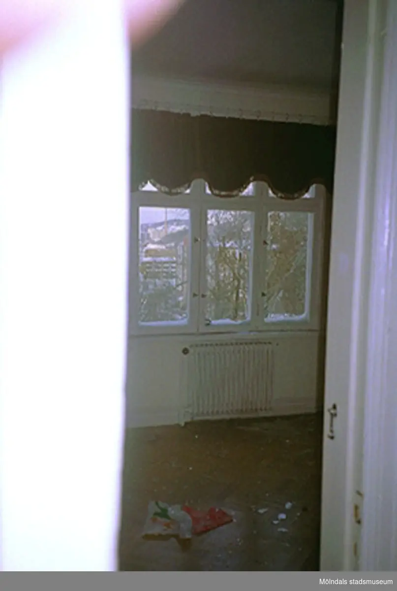 Tre fönster med utsikt samt ett element i Villa Solbacken i Krokslätt, januari 1995.