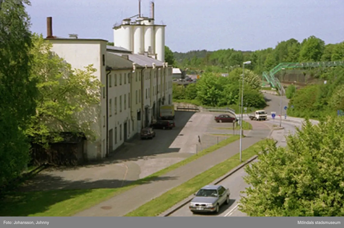 Vy från Stensjögatans bro på f.d strumpfabriken "Strumpan" (efter Viktor Samuelsons fabrik), år 2000. Kvarnbygatan passerar till höger och i bakgrundens mitt skymtar Soabs silotorn.