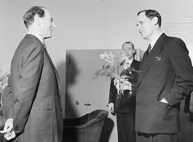 Generaldirektör Erik Swartling med blomma och i fonden
överintendent Antoni.