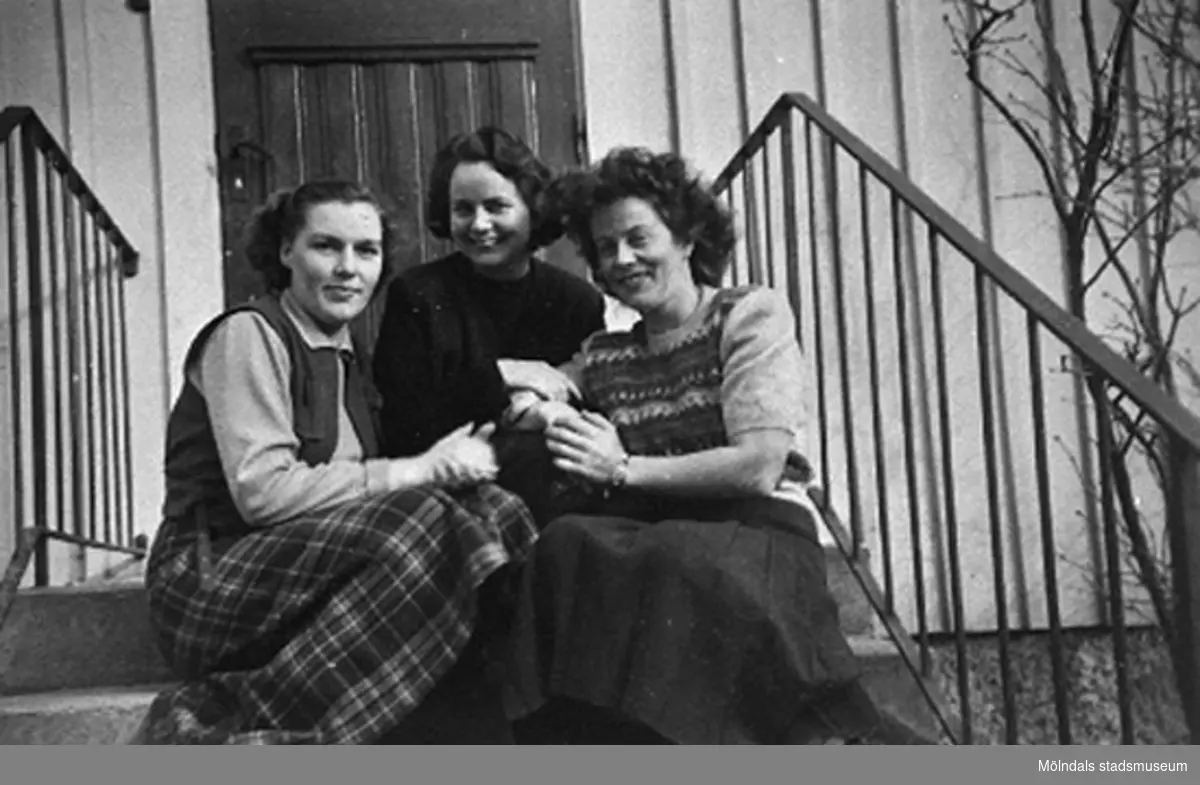 Lärarna ?, ? och  Margit Emilsson (gift Wannerberg -52) sittande på trappan vid Krokslätts daghem, Dalhemsgatan 7 i Krokslätt, 1948 - 1951.