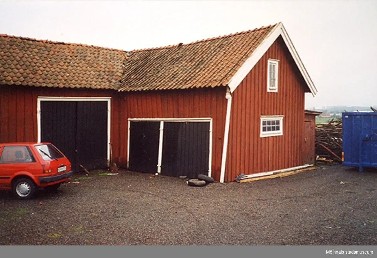 En lada på Lunnagårdsgatan 26 (Balltorp 1:20) i Balltorp 2000-06-06.