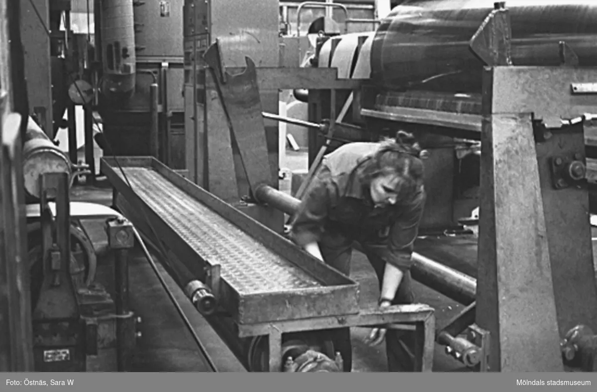 Anja Elki i arbete, 1980-tal. 
Bilden ingår i serie från produktion och interiör på pappersindustrin Papyrus.