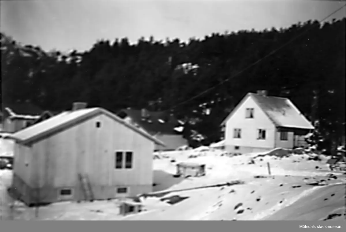Två villor på Safjällsgatan 12 och 21 (givarens föräldrahem), vintern 1954-55.