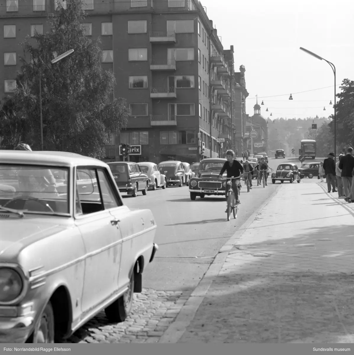 Tät trafik på Skolhusallén och Storbron, vänstertrafik.