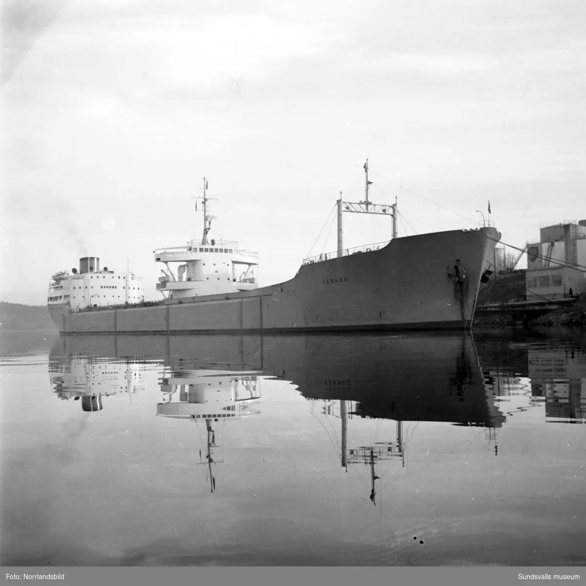 Hamnrekordet i Sundsvalls slogs 1958 då Grängesbergsbolagets kombinerade malm- och tankfartyg Vasara på 21750 dwton anlände till Vindskärsudde. Efter att ha lossat 5200 ton brännolja gick färden vidare till Luleå för att lasta malm. Reportage i Dagbladet.