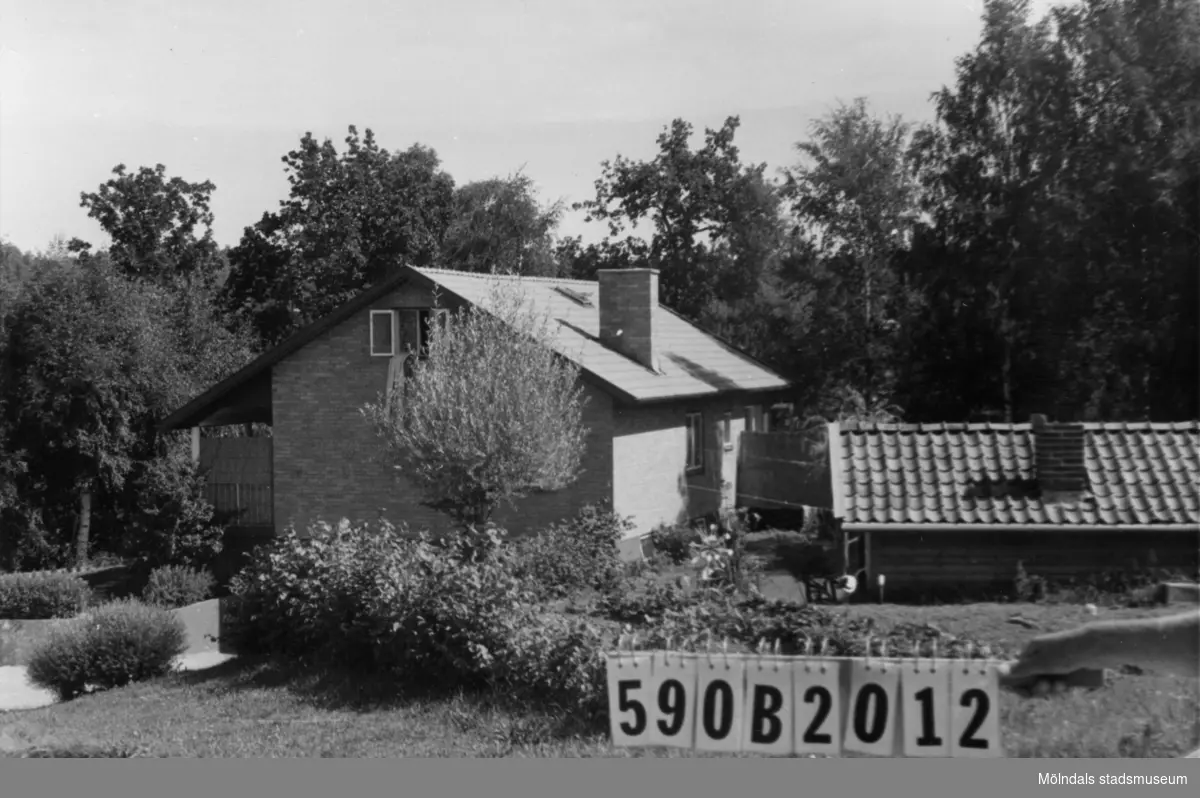 Byggnadsinventering i Lindome 1968. Gårda 5:1.
Hus nr: 590B2012.
Benämning: permanent bostad.
Kvalitet: mycket god.
Material: gult tegel.
Övrigt: lekstuga.
Tillfartsväg: framkomlig.
Renhållning: soptömning.