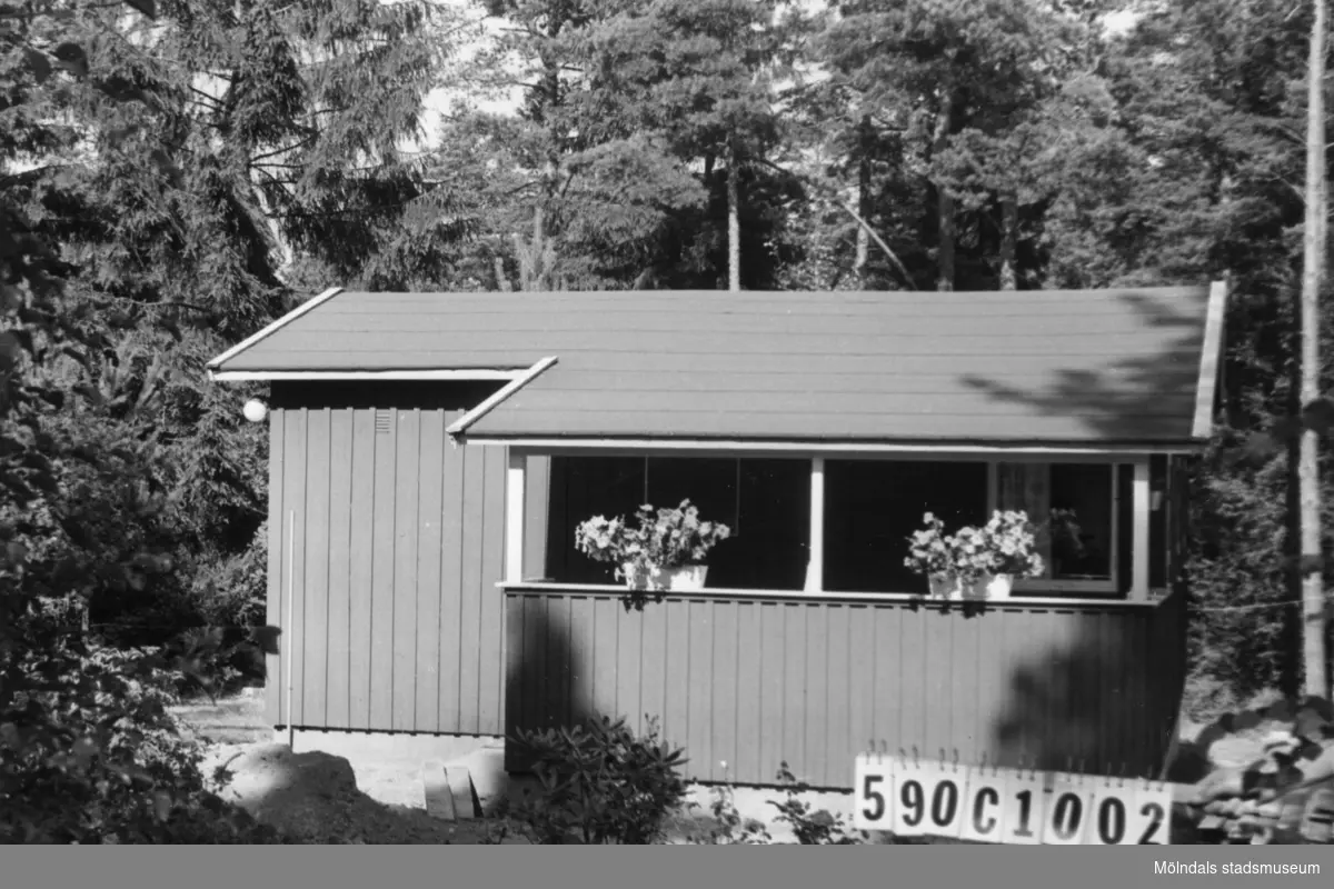 Byggnadsinventering i Lindome 1968. Hällesåker 3:63.
Hus nr: 590C1002.
Benämning: fritidshus.
Kvalitet: god.
Material: trä.
Tillfartsväg: framkomlig.
Renhållning: soptömning.