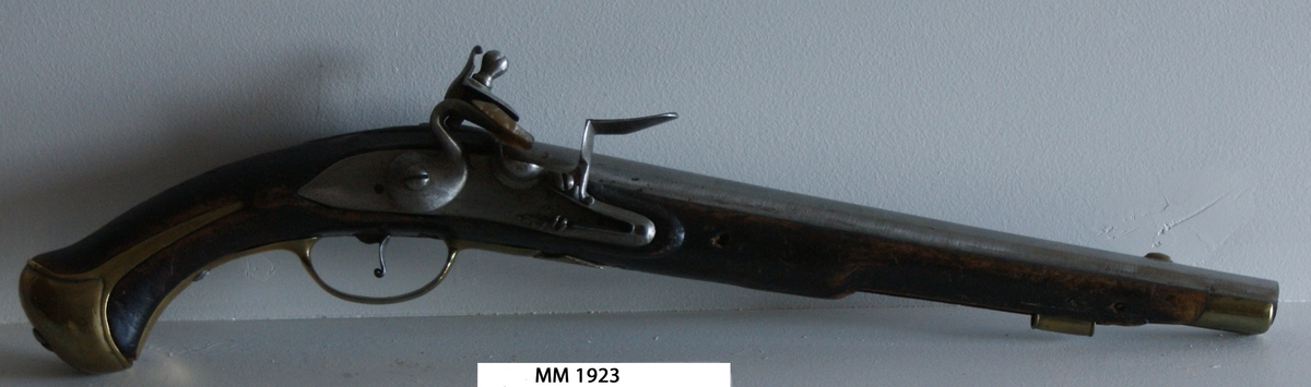 Pistol med flintlås, modell 1738. Stocken av svart trä. Rund pipa och mekanism av stål. Beslagen av mässing.