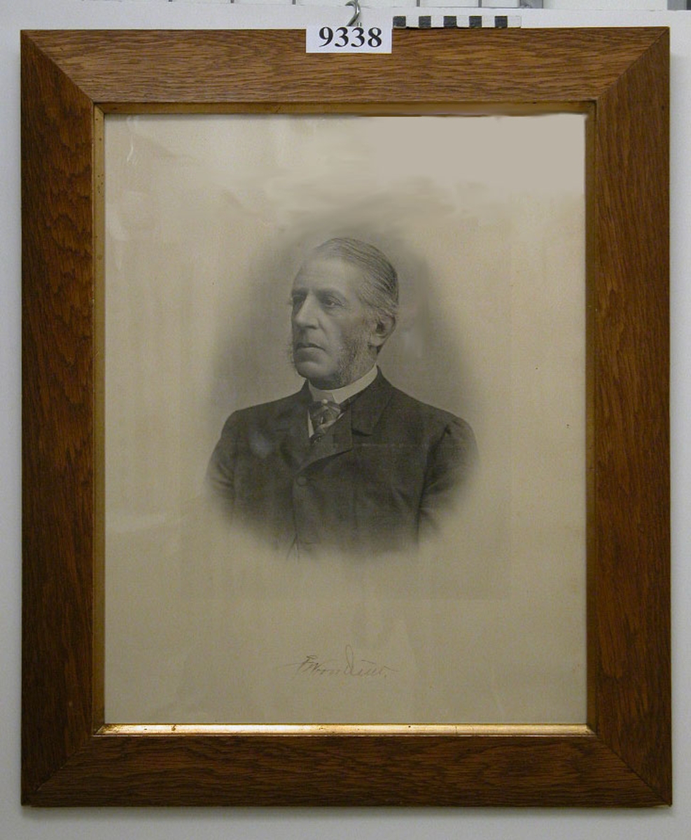 Fotografi inom glas och ram, trä, gulbrun, med förgylld innekant. Visar amiral F. W. von Otter år 1874-1880, civilklädd.
Neg.nr A 761 1:15