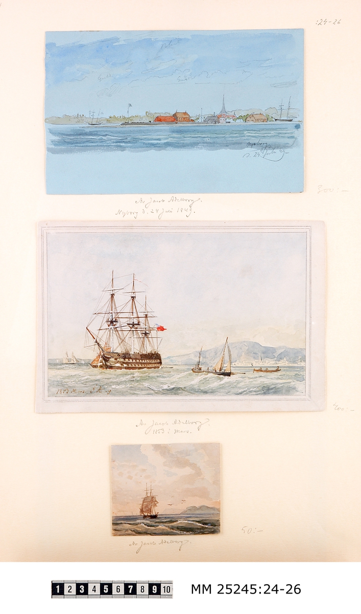 Akvarellmålning av havsvy där ett skepp med rödblå flagga, troligtvis amerikanska flaggan, är i fokus. Runtom finns även mindre båtar. I bakgrunden ses en siluett av land med byggnader och ett upphöjt landskap. Anteckning i vänstra nedre hörnet vilken är otydlig, troligen: "1853 Minos. J.A -9" Kan därför föreställa ångbåten Minos som i september 1853 gick på grund vid Waterloo. Bilden omges av en vit kant. Monterad på vitt papper tillsammans med MM 25245:24,26. Under bilden blyertsanteckning:"Av Jacob Adelborg. 1853 i mars". Mars kan möjligen vara en feltolkning av Minos.