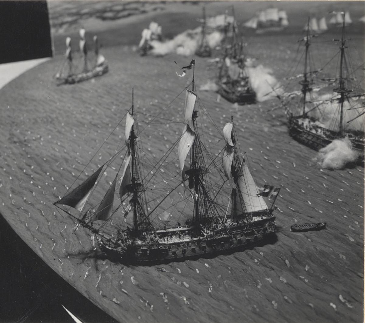Dioramat visar inledningsskedet av den svenska utbrytningen ur Viborgska viken 3:e juli 1790, det s.k. Viborgska gatloppet.

De båda svenska flottorna utlöper på parallella kurser genom det västra utloppet. Örlogsflottans tätfartyg, 62-kanoners Dristigheten (1), har passerat den ryska linjen, medan systerfartyget Rättvisan (2) just bestryker de närmast liggande ryska fartygen, Svjatoj Pjotr (6) och Vseslav (7), med långskeppseld. De övriga ryska fartygen är Panteleimon (5) och Ne Tron' Menia (8). Huvuddelen av ryska flottan ligger i stora inloppet (15). En svensk fregatt, 44-kanoners Gripen (3), och ett linjeskepp, 70-kanoners Adolf Fredrik (4), närmar sig den ryska linjen och huvudstyrkan (14) kommer efter.

Närmare Krysserort (13) passerar de första enheterna ur skärgårdsflottan (12), hämmema Styrbjörn (9) och turuma Norden (10), den ryska linjen där fregatten Pobeditel (11) skadats av deras eld.

Dioramat är komponerat och tillverkat av kapten Patrik de Laval 1960-1964. Fonden och sjön har utförts av överstelöjtnant Georg de Laval.
1. DRISTIGHETEN (överstelöjnant Johan Puke), 62-kanoners linjeskepp, örlogsflottans tätfartyg, har lyckligt geombrutit den ryska spärren.
2. RÄTTVISAN (överstelöjnant Wollyn), ett av Dristighetens 9 systerskepp, bestryker långskepps med sina bredsidor Vseslav om styrbord och Svjatoj Pjotr om babord.
3. GRIPEN (kapten Södervall), svår fregatt, 44 kanoner.
4. ADOLF FREDRIK, chefens för avantgardet konteramiral Modée flaggskepp, 70 kanoner.
5. PANTELEIMON, ryskt 74-kanoners linjeskepp ligger för ankar och ankarspring.
6. SVJATOJ PJOTR, ryskt 74-kanoners linjeskepp, konteramiral Povalisjins flaggskepp. Backen är efter Dristighetens och Rättvisans bredsidor belamrad med demonterade kanoner, söndriga lavetter samt döda och sårade.
7. VSESLAV, ryskt 74-kanoners linjeskepp: lanternan och akterspegelns fönster sönderskjutna.
8. NE TRON' MENIA, ryskt 66-kanoners linjeskepp. På skansdäcket (längst akteröver) stupar fartygschefen för Rättvisans kulor.
9. STYRBJÖRN (överstelöjtnant Viktor von Stedingk) skärgårdsfregatt (Hememma) 32 kanoner (därav 26 st 36-pundingar), skärgårdsflottans tätfartyg har genomfört utbrytningen efter framgångsrikt anfall mot fregatten Pobeditel.
10. NORDEN (kapten Olander), skärgårdsfregatt (Turuma), 24 kanoner, 24 nickor, vilar på årorna och avger bredsida.
11. POBEDITEL, ryskt bombfartyg (fregatt), har redan fått fockmasten avskjuten.
12. Svenska skärgårdsflottan (kallad Arméns flotta): 6 skärgårdsfregatter (därav 2 framme på "scenen"), 20 galärer, 130 kanonslupar och -jollar, ca 20 kanonbarkasser m.m.
13. Krysserort, den udde som i väster begränsar västra farleden mot Viborg.
14. Svenska örlogsflottan: 20 linjeskepp, 8 svåra och 5 lätta fregatter (därav 3 skepp och 1 fregatt framme på "scenen").
15. Kulta Matala och 16. Repie grund, de grundbankar, som skiljer västra farleden mot Viborg från den stora - mellersta - farleden.
17.  Det aktersta av Povalisjins fem linjeskepp.
18. Den ryska huvudflottan: c:a 25 linjeskepp (därav 7 tredäckare med 100 kanoner eller däröver) och 10 fregatter för ankar i den stora farleden, som den spärrat i nära en månad.

Alla sjöofficersgrader - lägre än konteramiral - voro vid denna tid desamma som vid armén.
Källa: Jonas Berg