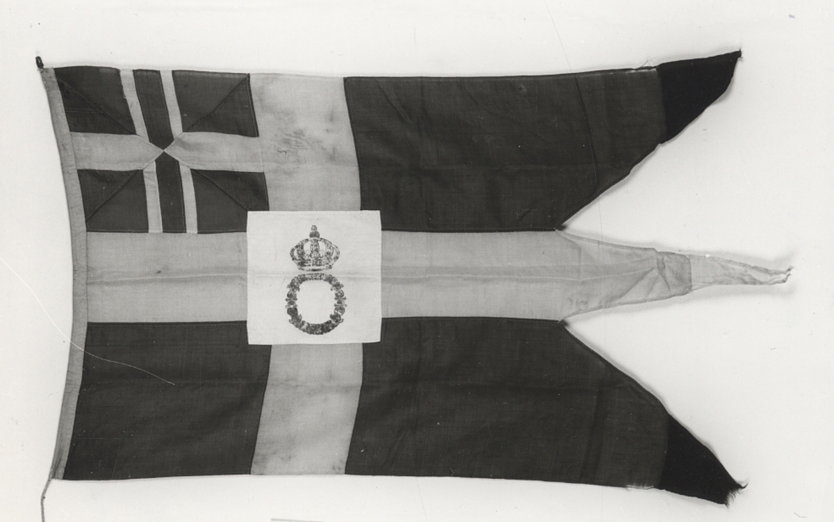 Tretungad svensk unionsflagga från åren 1844-1905. I mitten vitt fält med krönt 0 (Kung Oscar I). Alla tungorna reparerade.
