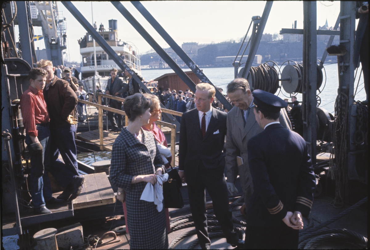 Edward Clason pratar med bl.a prinsessan Margaretha i rutig dräkt vid bärgningen av Vasa.
I bakgrunden S/S Norrskär
