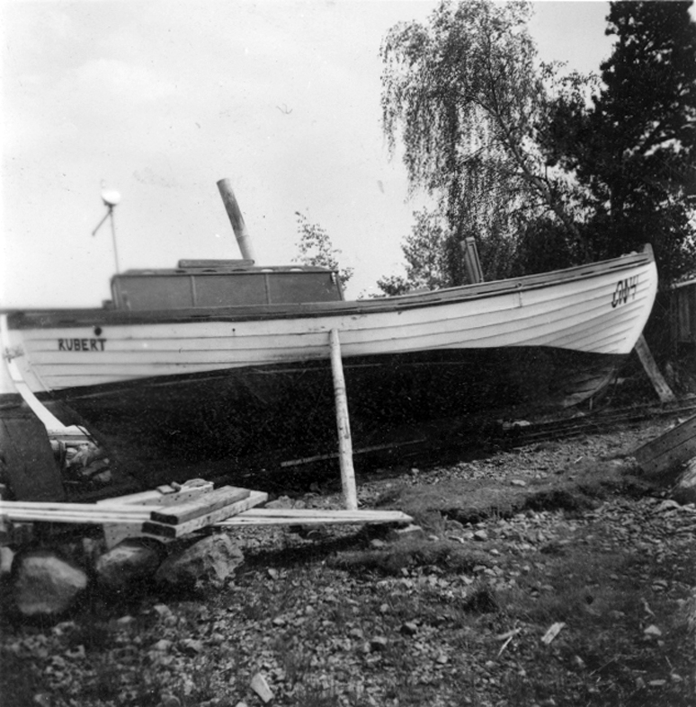Småland. Kalmar län, Stranda härad, Döderhults socken, Vånevik. Fiskebåten Rubert av Vånevik. L 8,10 m, 27 fot. Br. 9 fot 10 tum. Byggd i oskarshamn 1937 av båtbyggare Pevén för fiskaren Karl Engström, Vånevik. E. brukar den till fiske med laxgarn och sillgarn kring Gotland och i södra Östersjön. denna typ och storlek är numera vanliga i trakten. Söderut och i Blekinge är de ofta något större.