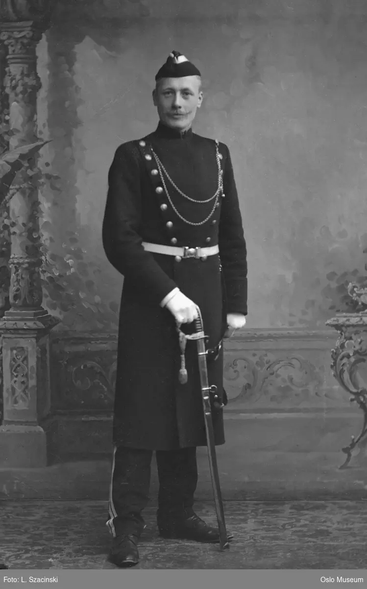 portrett, mann, offiser, sersjant i H.M. Kongens Garde, uniform, stående helfigur