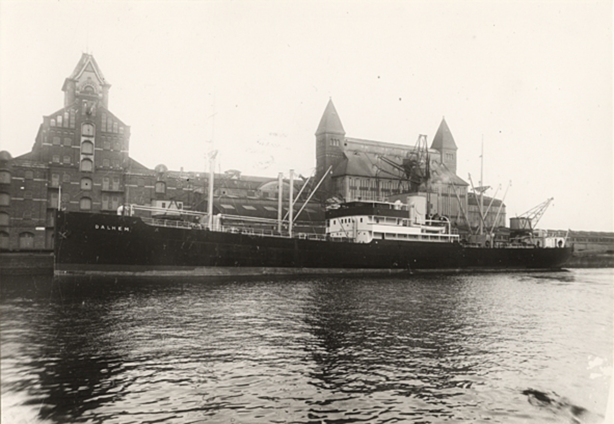 Foto i svartvitt visande lastmotorfartyget "DALHEM" av Slite i Köpenhamn.
