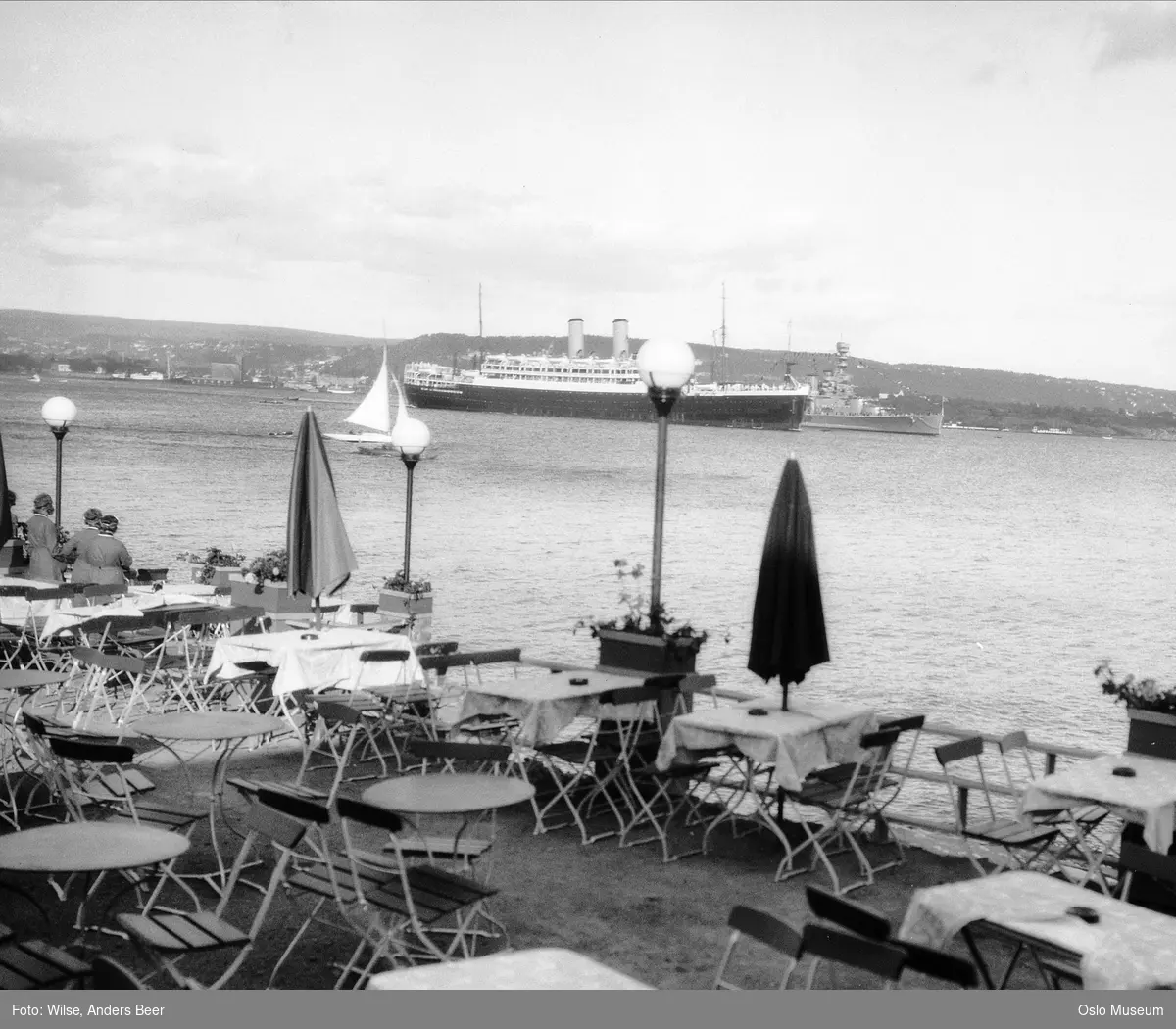 Bygdøynes bad, friluftsrestaurant, mennesker, utsikt, fjord, havn, skip SS Orontes, marinefartøy, britisk slagkrysser HMS Renown.