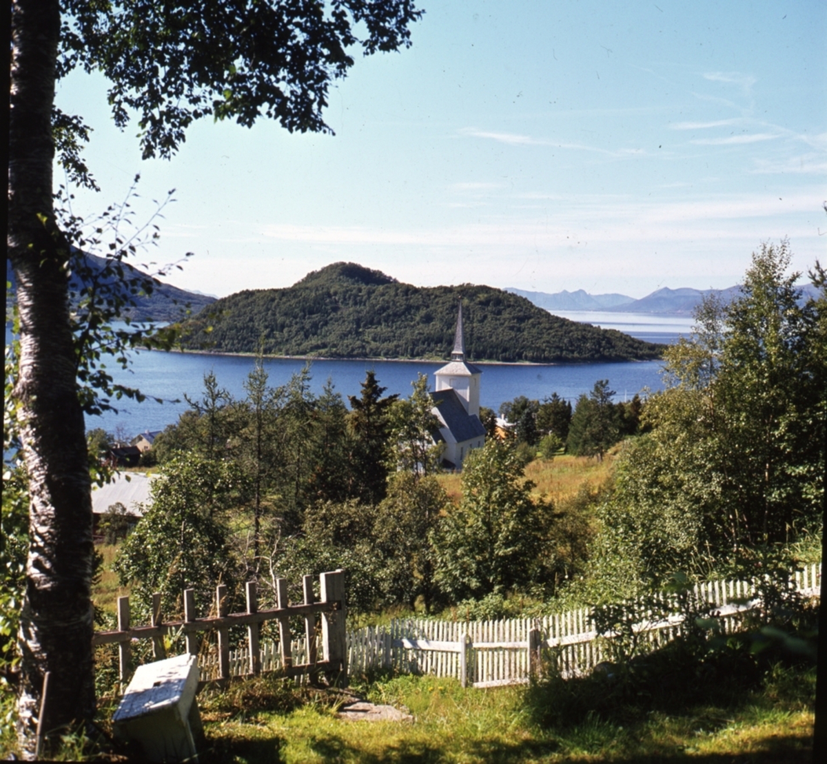 Sigerfjord kirke i Sortland ca. 1980. Åserøya i bakgrunnen.